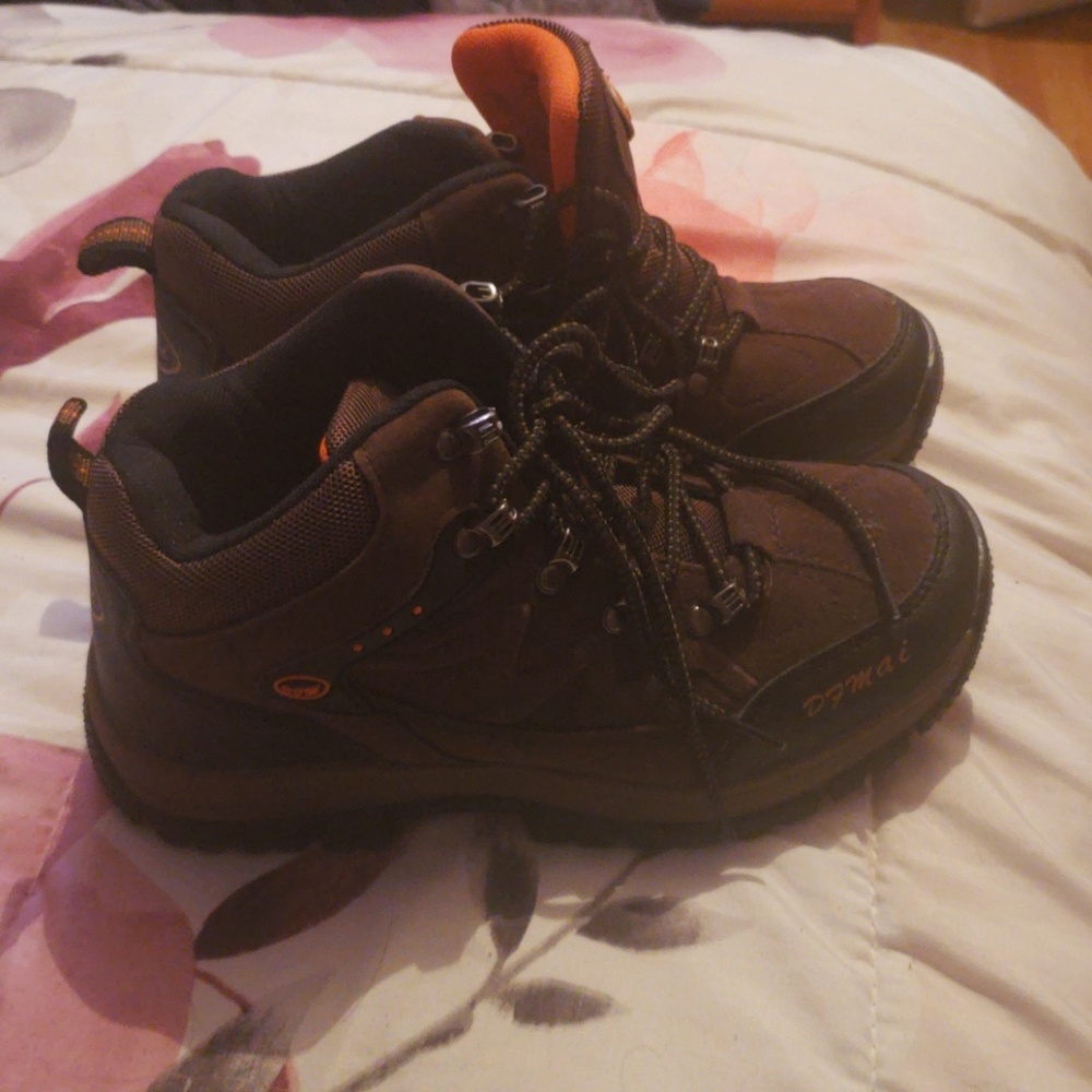 Safety boots